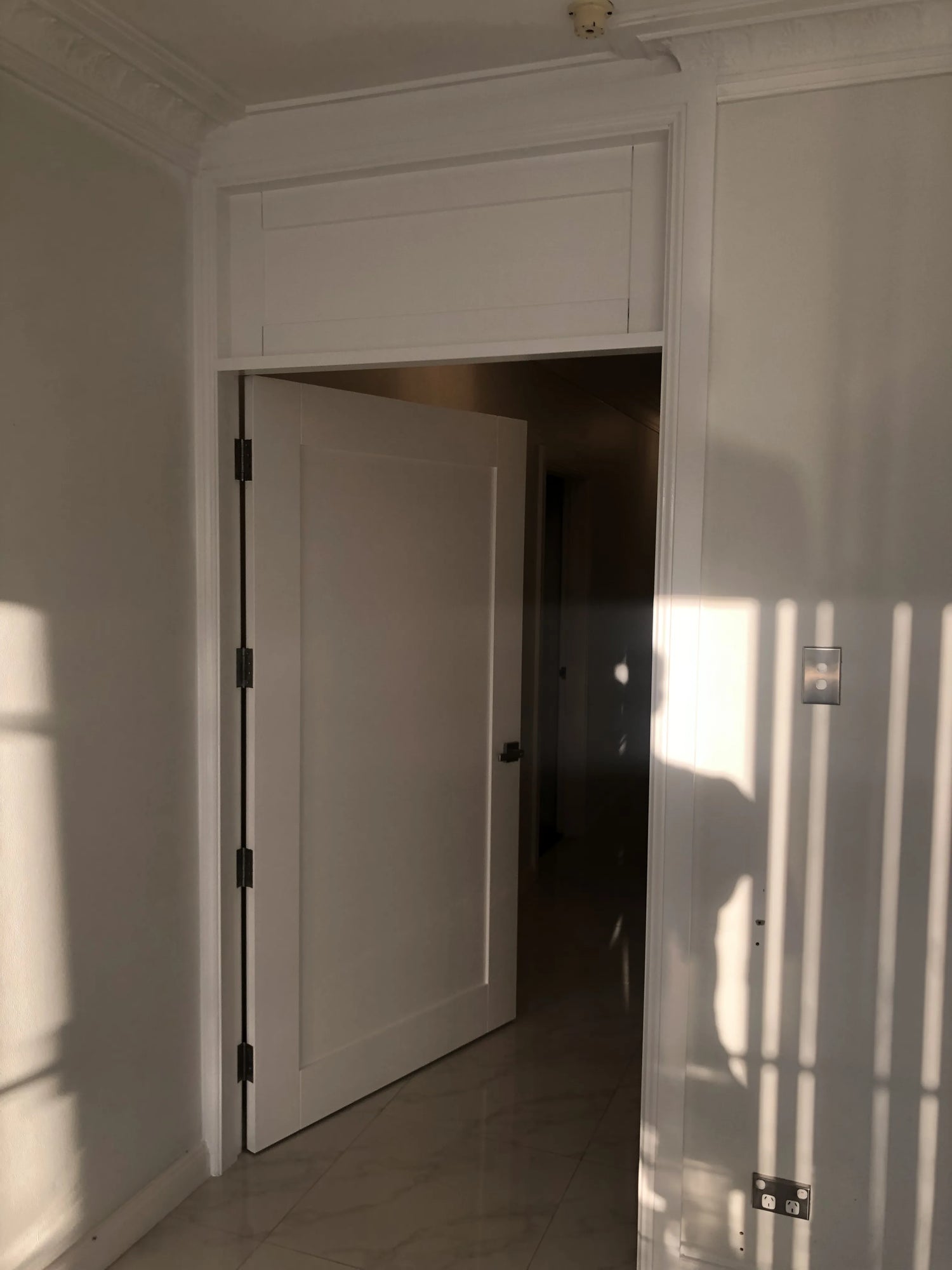 1000mm wide shaker door installed with matching top panel